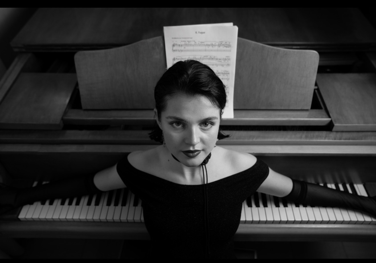 Julia at the piano in black and white, soap bubbles hanging in the air